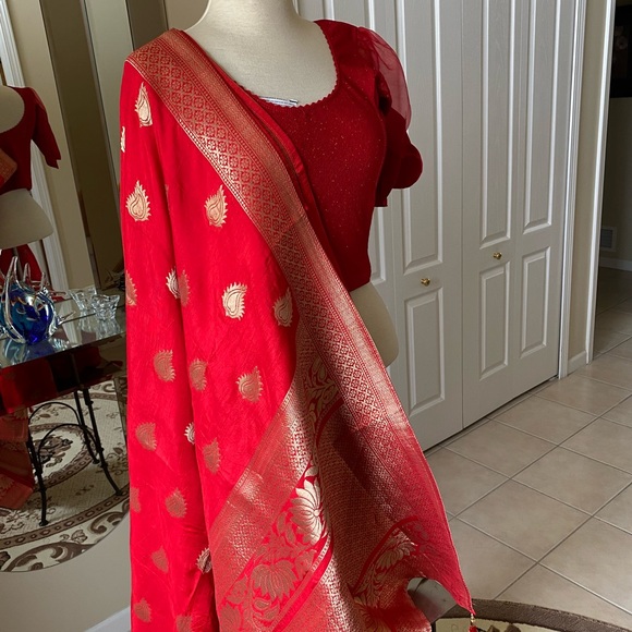 Red gold Saree with blouse necklace earrings - Picture 8 of 9